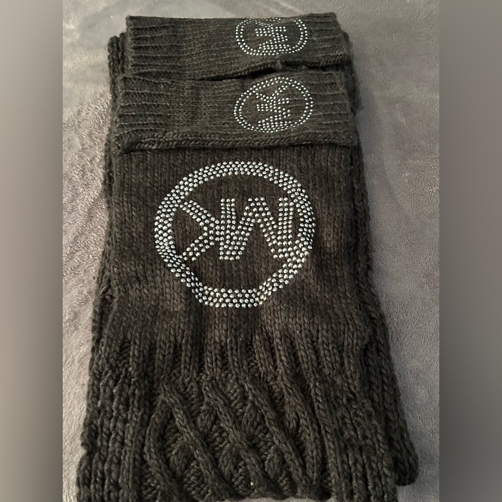 Brand new grey scarf n gloves set